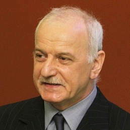 258 Tomasz Komendzinski