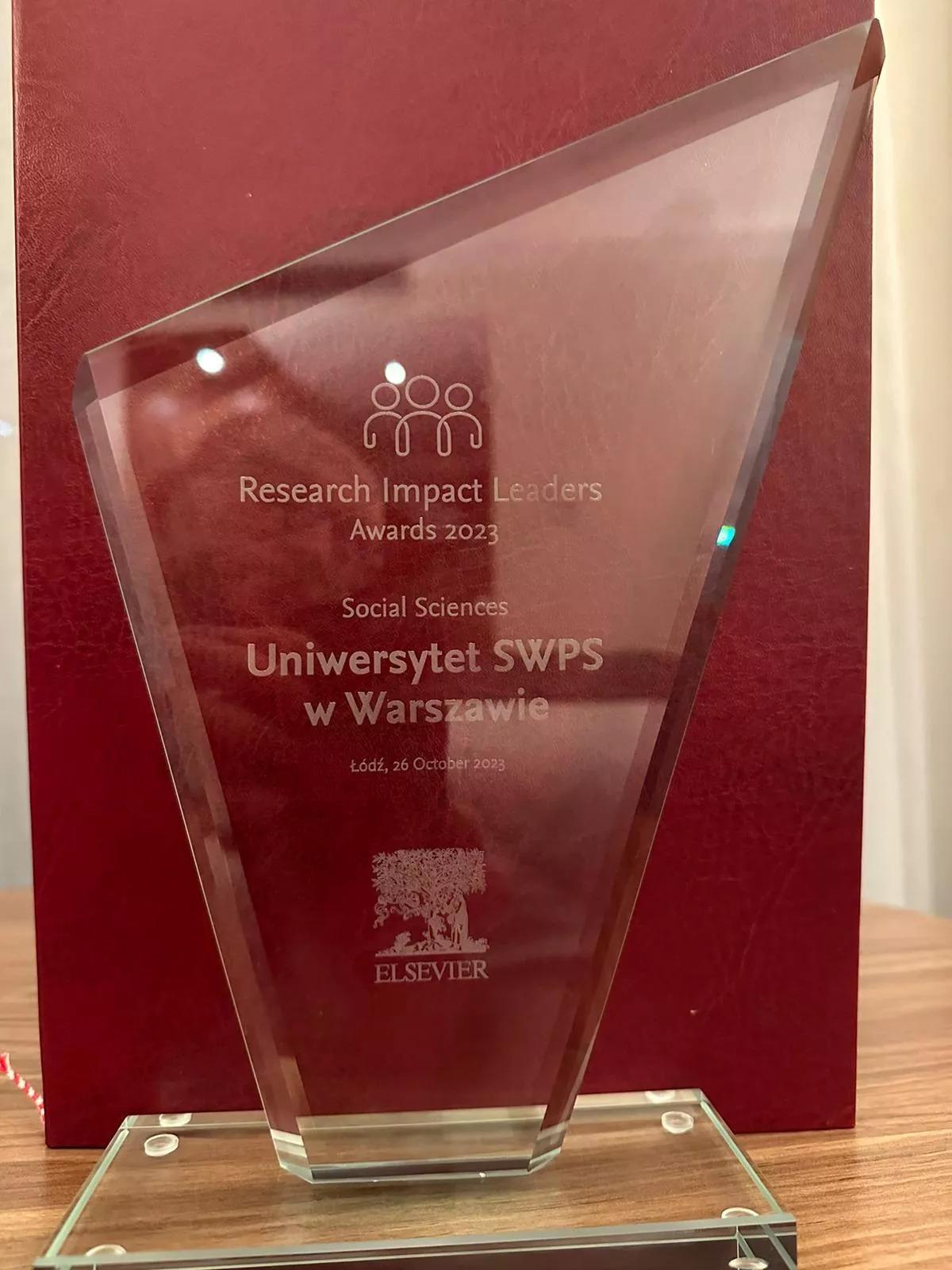 Elsevier Research Impact Leaders Award 2023 statuette