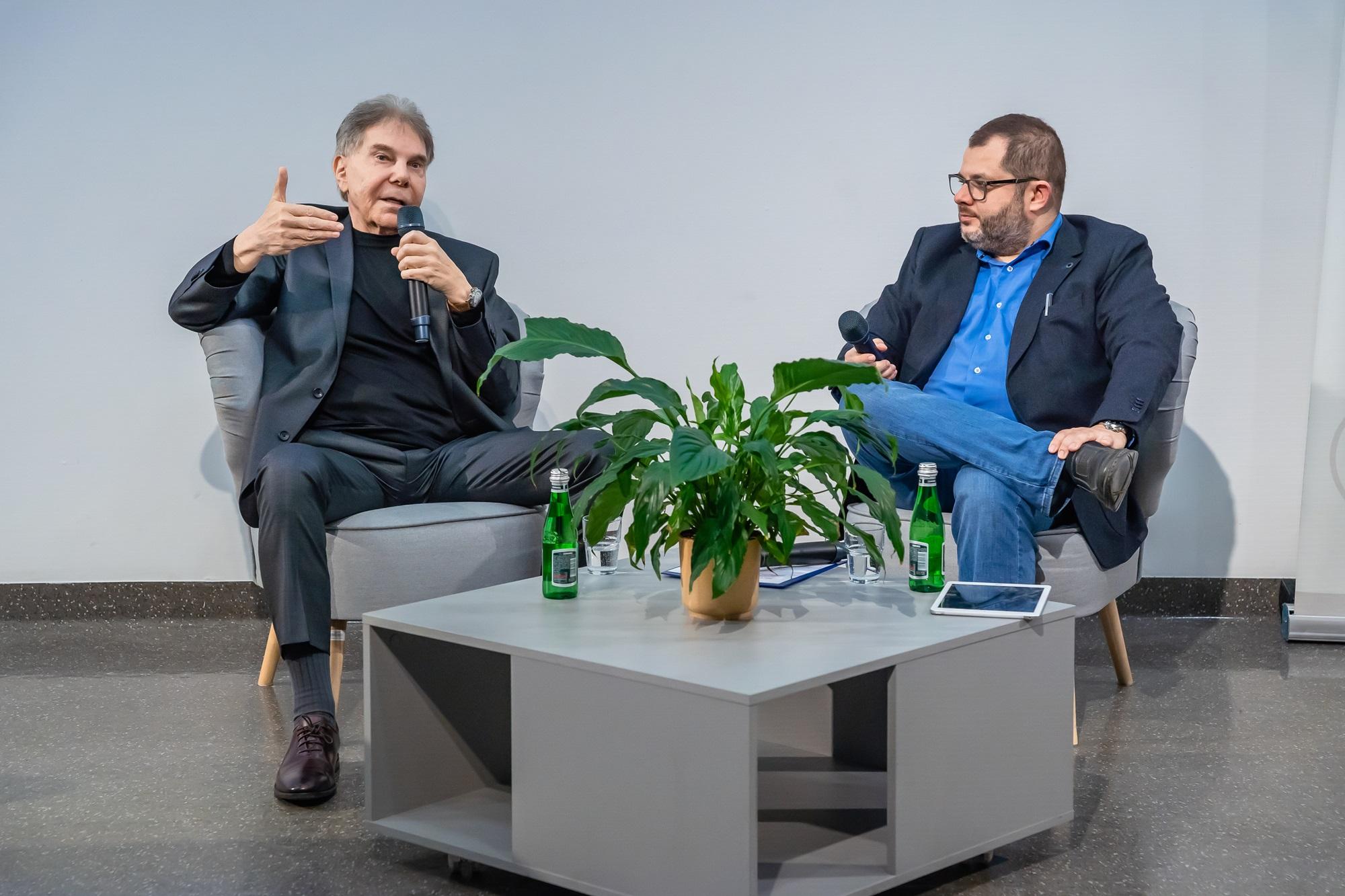 Photo of Professor Cialdini and Professor Grzyb during conversation