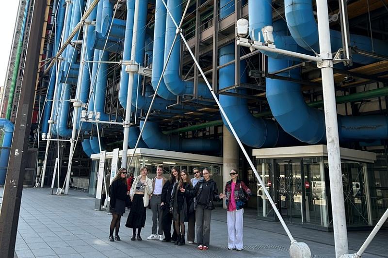 Students from USWPS in front of the Pompidou Center