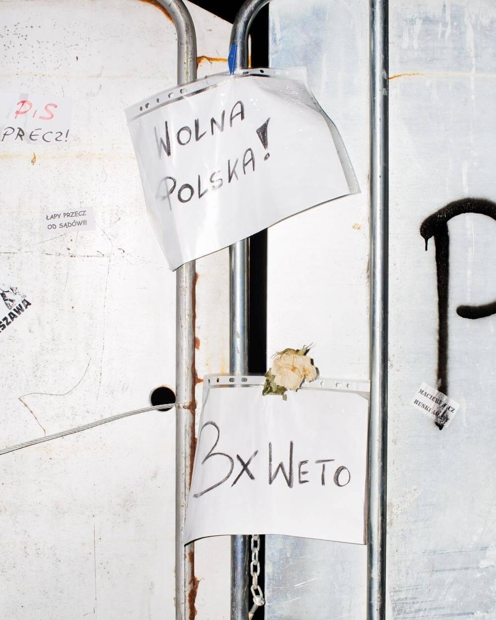 Protest slogan 'Free Poland!' displayed on guardrails