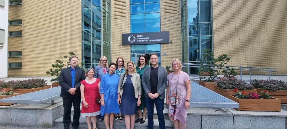 delegation MRU in front of the USWPS building
