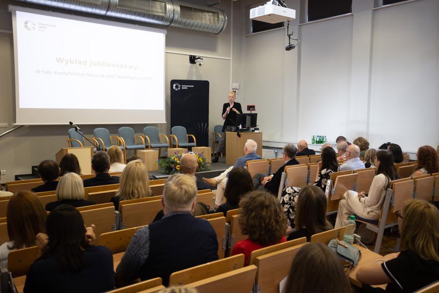 Prof. Krystyna Drat-Ruszczak gives a jubilee lecture before a room full of listeners