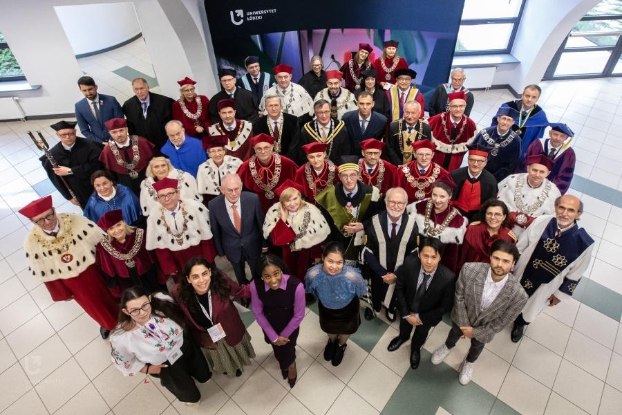 Group photo of university rectors and other attendees at Magna Charta Universitatum signing in Łódź