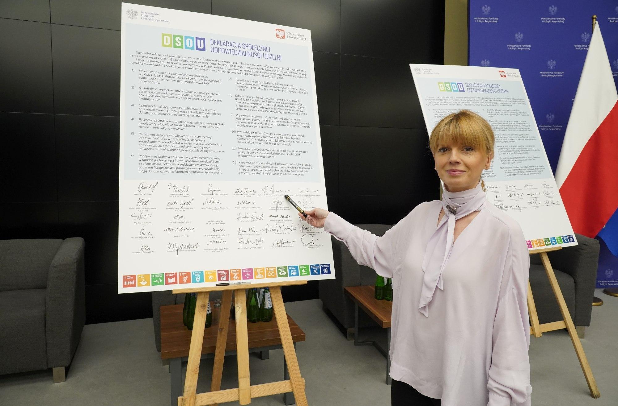 Katarzyna-Januszkiewicz-pointing-to-sgnatures-on-poster